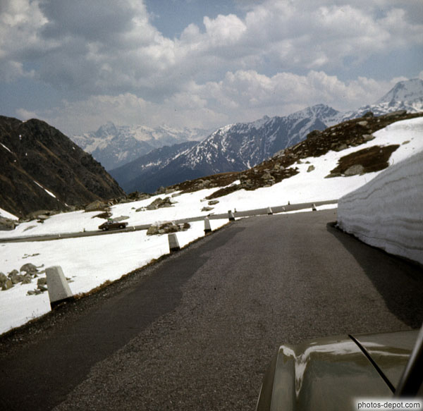 photo de route dans la montagne enneigée