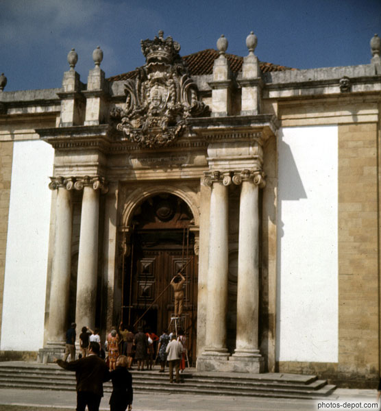 photo d'entrée à hautes colonnes blanches surmontée d'un blason