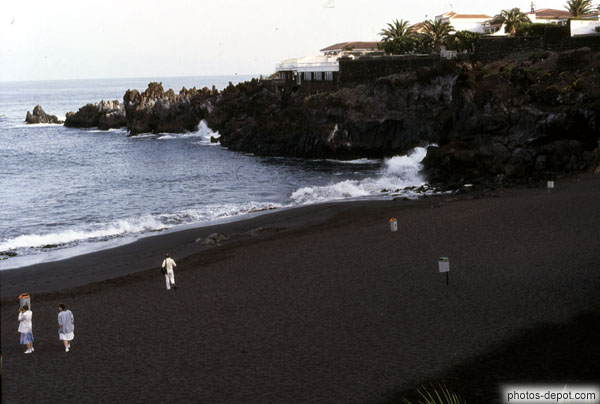 photo de gens sur la plage et rochers avançant dans la mer