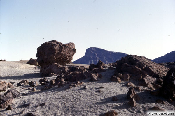 photo de sable et curieux rochers