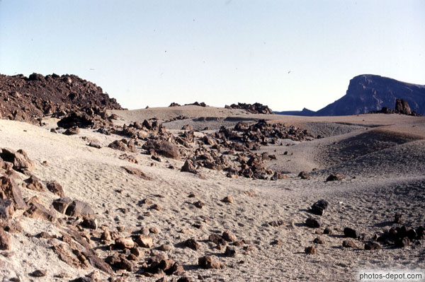 photo de rochers épars sur le sable
