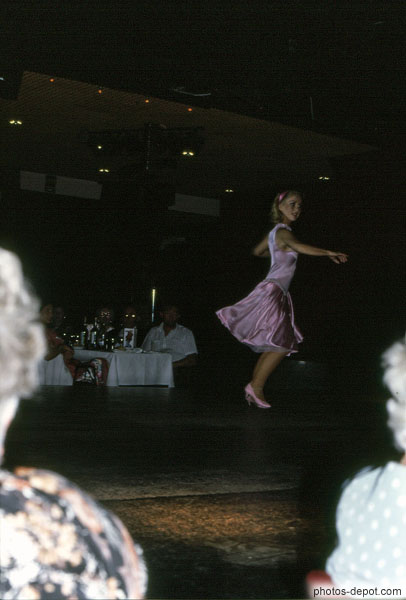 photo de jeune fille sur la scène fait un spectacle de danse