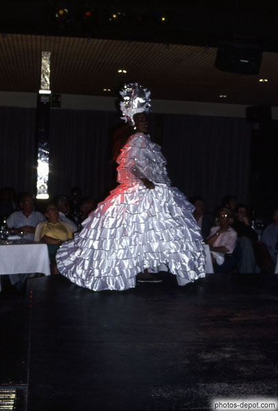 photo de spectacle femme en longue robe blanche à frous-frous