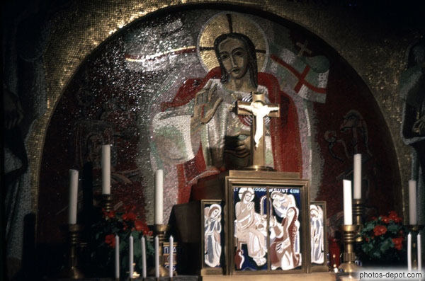 photo de Christ en mosaique derrière l'autel