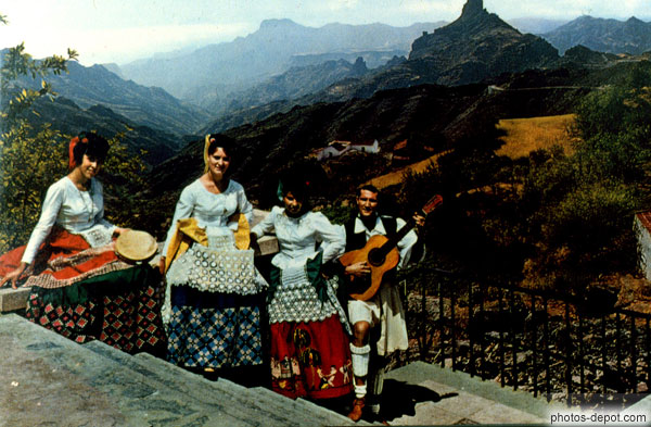 photo de femmes en costume traditionnel et guitariste