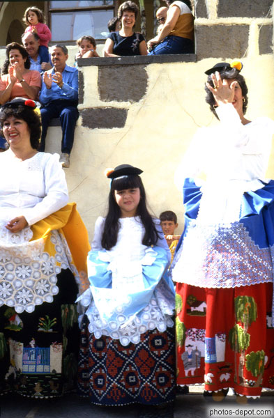 photo de femmes et fillette en costume traditionnel