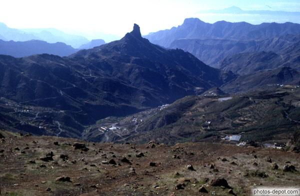 photo de pic rocheux au sommet d'une montagne  sur laquelle serpente une route