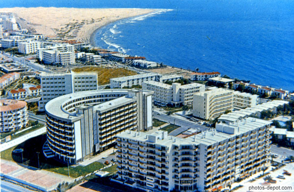 photo de grands immeubles devant la mer