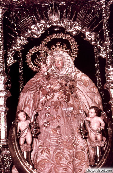 photo de Vierge à l'enfant habits brodés