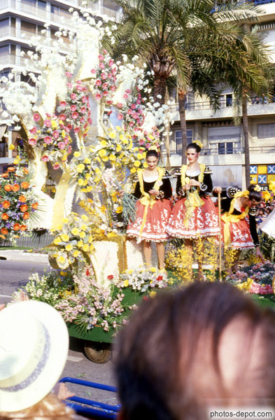 photo de carnaval de jour, filles en costume et jupes
