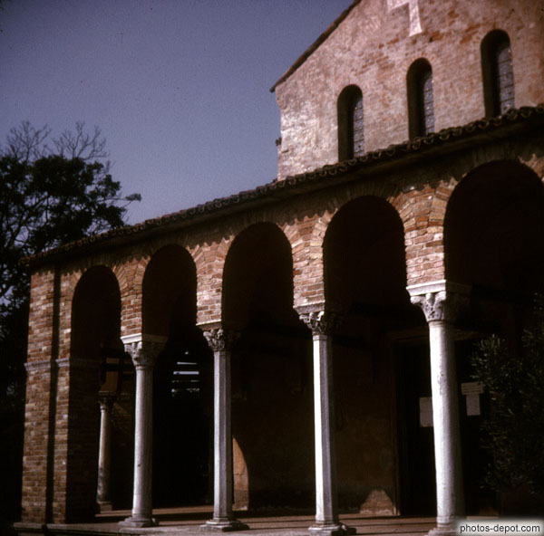 photo de église de briques aux longues colonnes