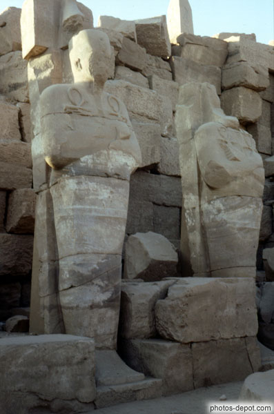 photo de Statues de Pharaons comme des sarcophages