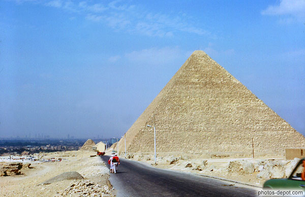 photo de route le long des Pyramides et menant à la ville