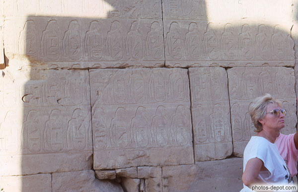photo d'hieroglyphes gravés dans la pierre