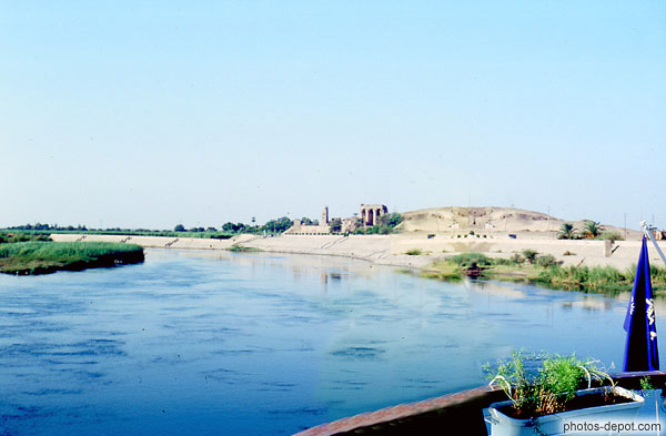 photo de Temple en ruines au bord du fleuve