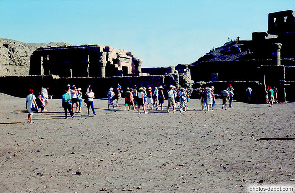 photo de Touristes devant les ruines du temple