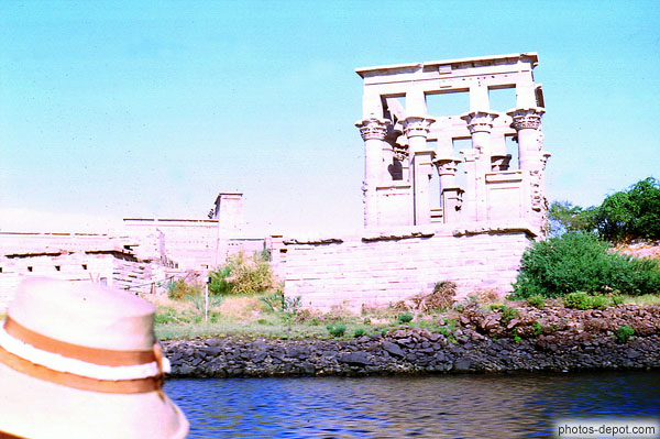 photo de petit temple aux colonnes à chapiteaux vu du fleuve