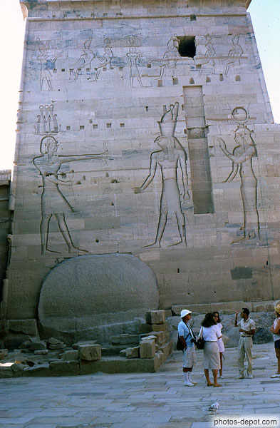 photo d'offrandes à Isis gravé sur la facade du temple