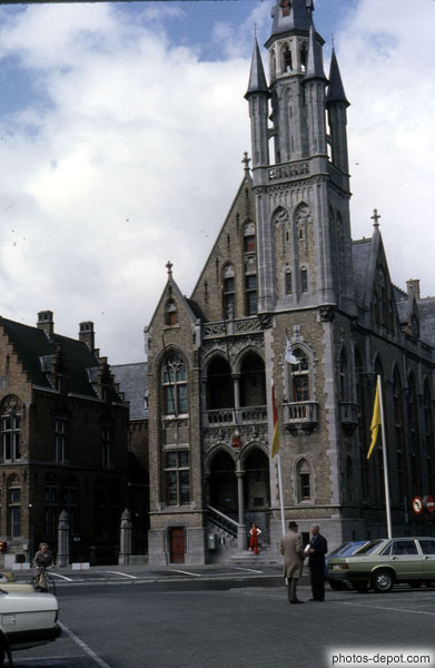 photo d'Eglise aux fines colonnes et une seule flèche