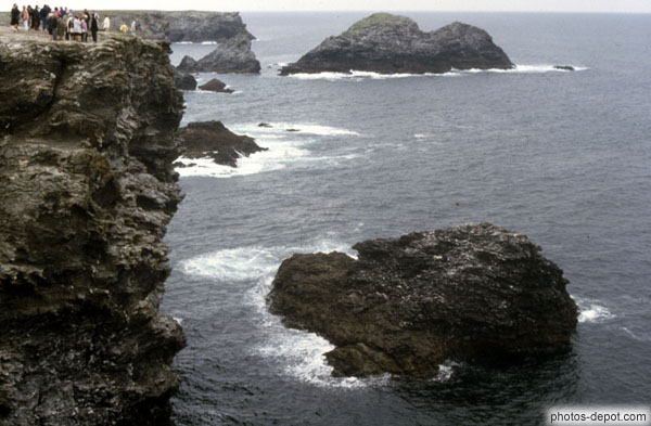 photo de rochers et falaises dans la mer