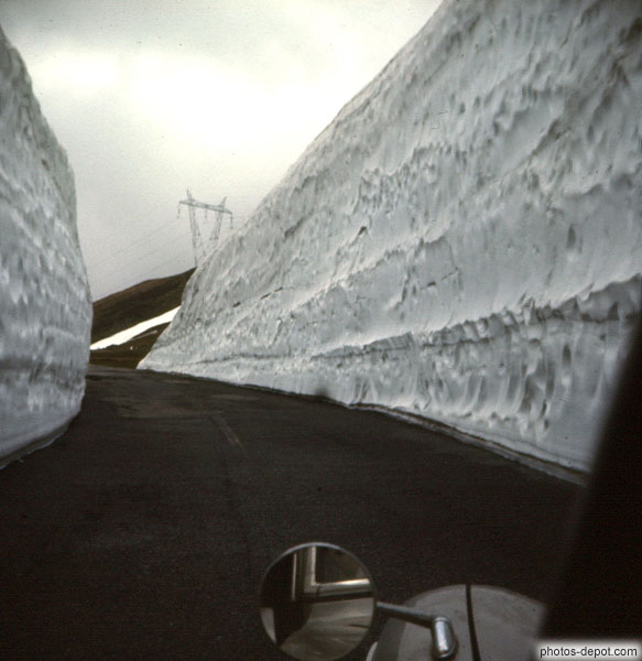 photo de route entre les murs de neige