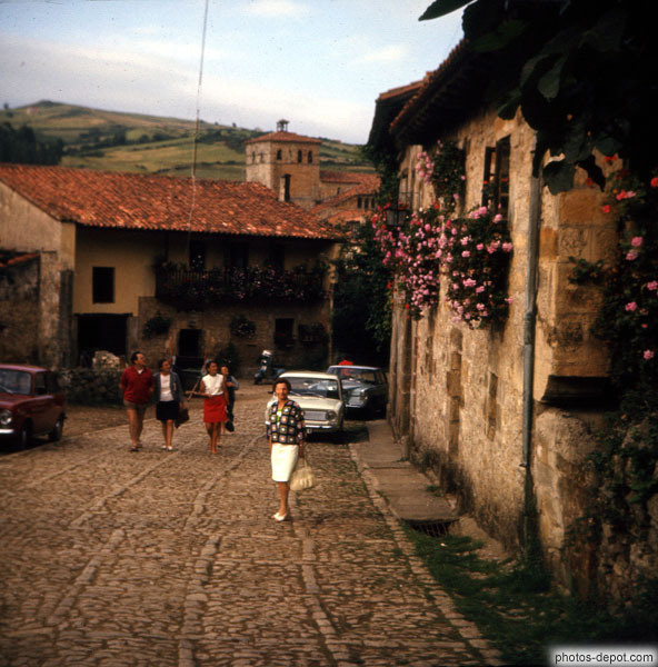 photo de village aux rues pavées