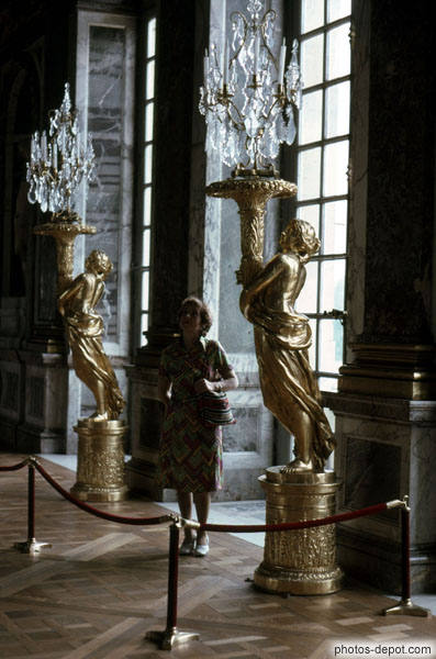 photo de lustres statues dorées, chateau de Versailles