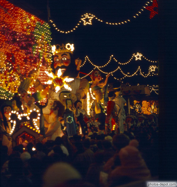 photo de parade des chars illuminés la nuit, fête du Citron