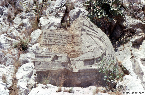 photo de Sculpture de bateau sur le rocher et plaque commémorative