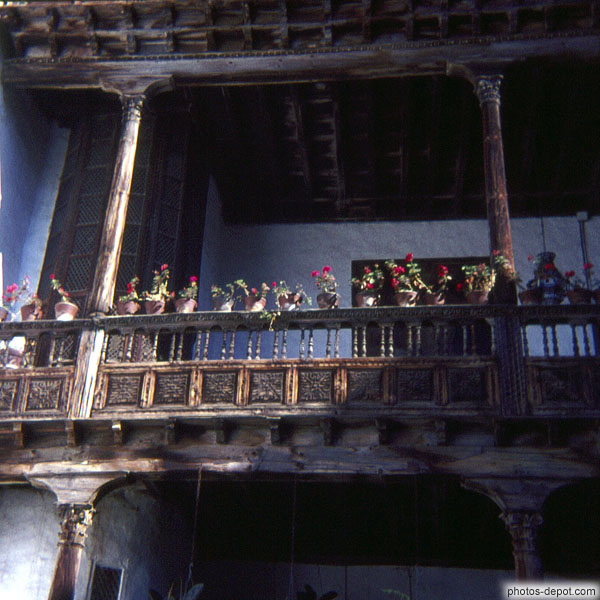 photo de Vieux balcon de bois aux pots de fleurs