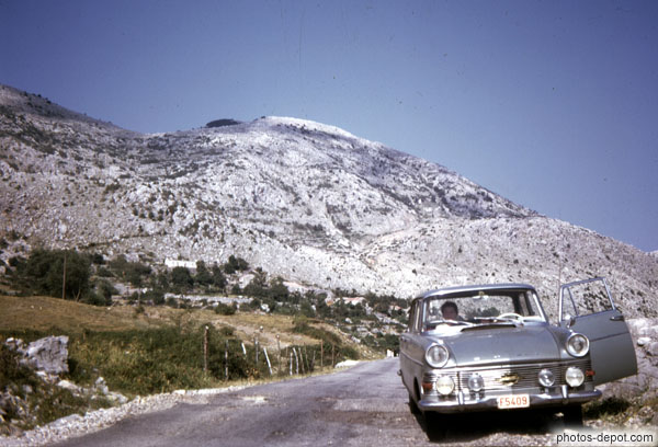 photo de vieille voiture devant le mont