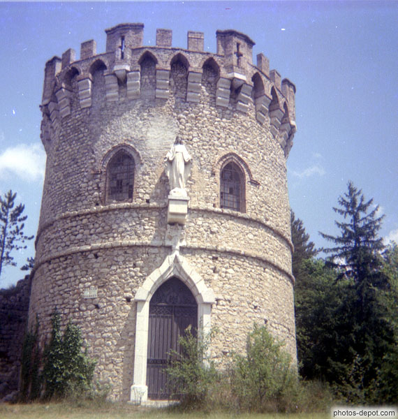 photo de Vierge au dessus de la porte de la tour crénelée