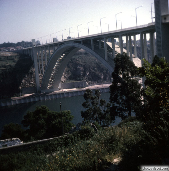 photo d'immense arche du pont en beton