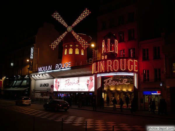 photo de Le Moulin rouge illuminé la nuit