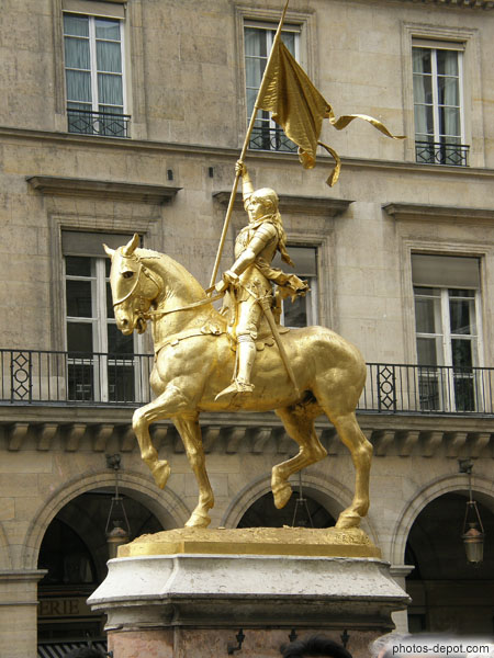 photo de Jeanne d'Arc à l'étendard, statue equestre