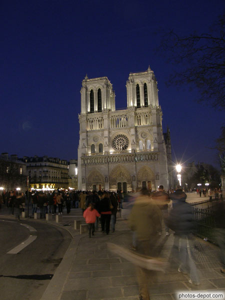 photo de La Cathédrale Notre Dame au crépuscule
