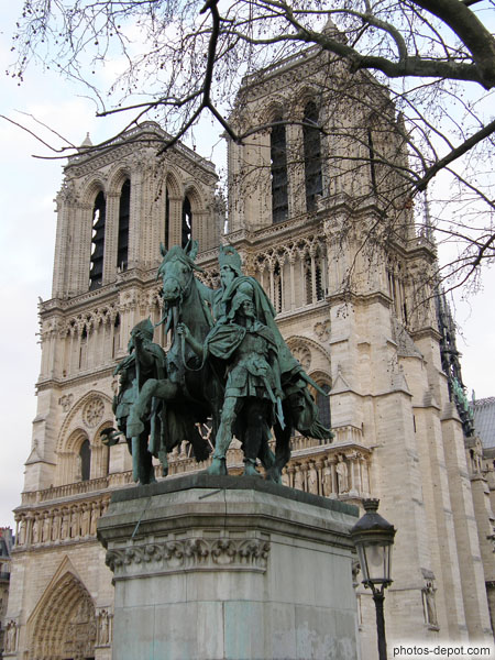 photo de Charlemagne et ses Leudes devant la Cathédrale Notre Dame