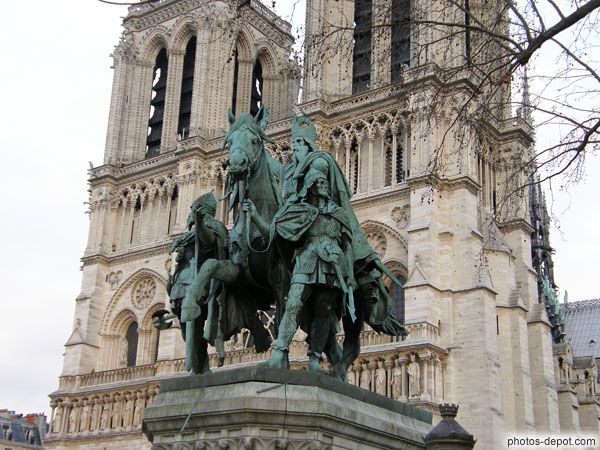 photo de Charlemagne et ses Leudes devant la Cathédrale Notre Dame