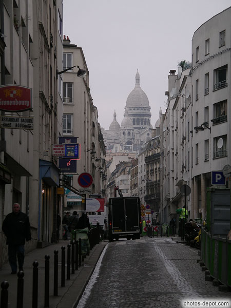 photo de Les coupoles néo-byzantines de Montmartre apparaîssent au détour d'une rue