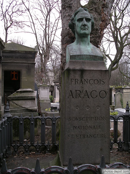 photo de tombe et buste de François Arago. Souscription nationale et étrangère