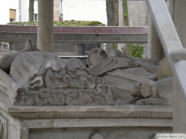 photo de tombeau d'Héloise et Abelard