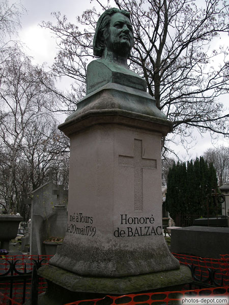 photo de tombe et buste d'Honoré de Balzac. 1799-1850. Romancier