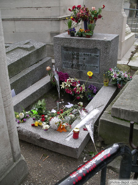 photo de fleurs sur la tombe de James Douglas Morrison. 1943 1971. Chanteur américain