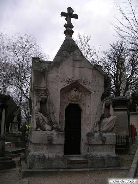 photo de tombeau aux statues courbées, au hasard du Père Lachaise...
