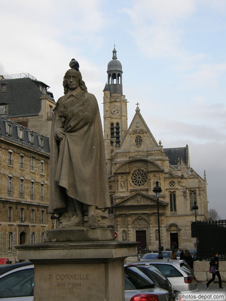 photo de pigeon sur Pierre Corneille devant St Etienne du mont, 1622