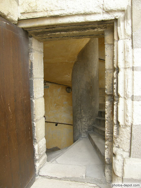 photo d'escalier d'accès au chatelet surmontant l'entrée principale du chateau