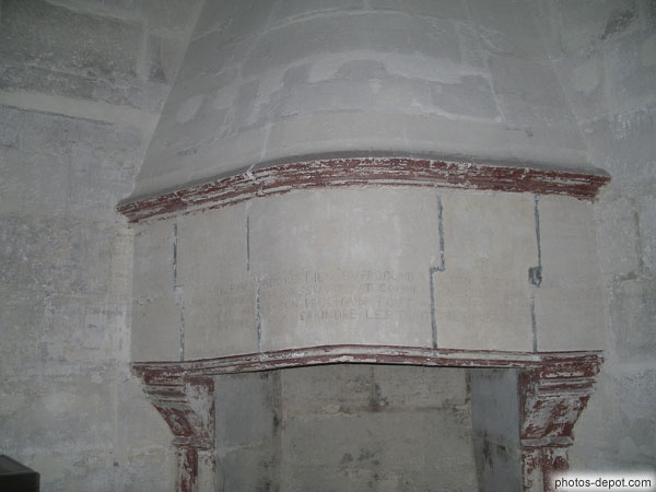 photo de gravures sur la cheminée dans une cellule des tours d'angles