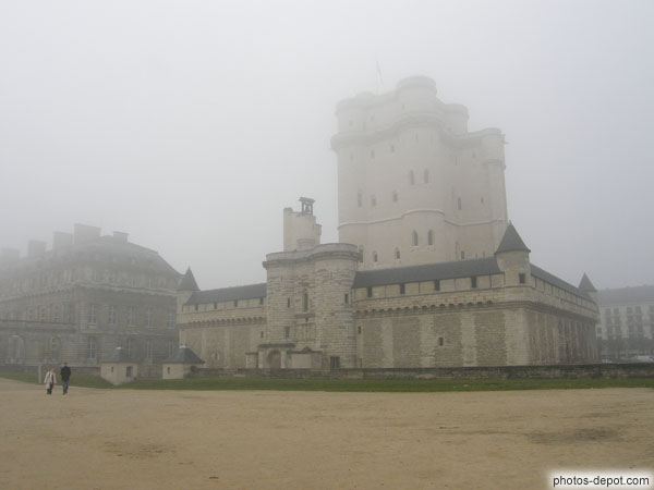 photo de Dans le brouillard, donjon fortifié, chatelet surmonté de la cloche de l'horloge
