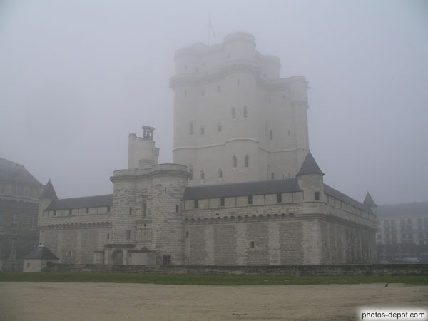 photo de Donjon du chateau de Vincennes danas le brouillard