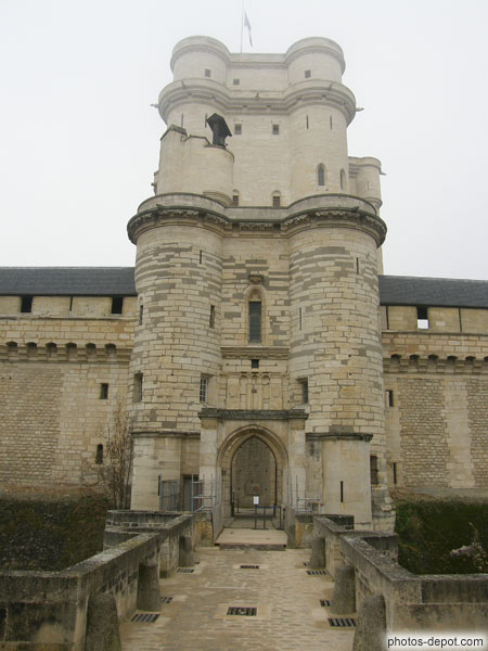 photo de Dans l'alignement de l'entrée du chateau : chatelet, campanile et donjon